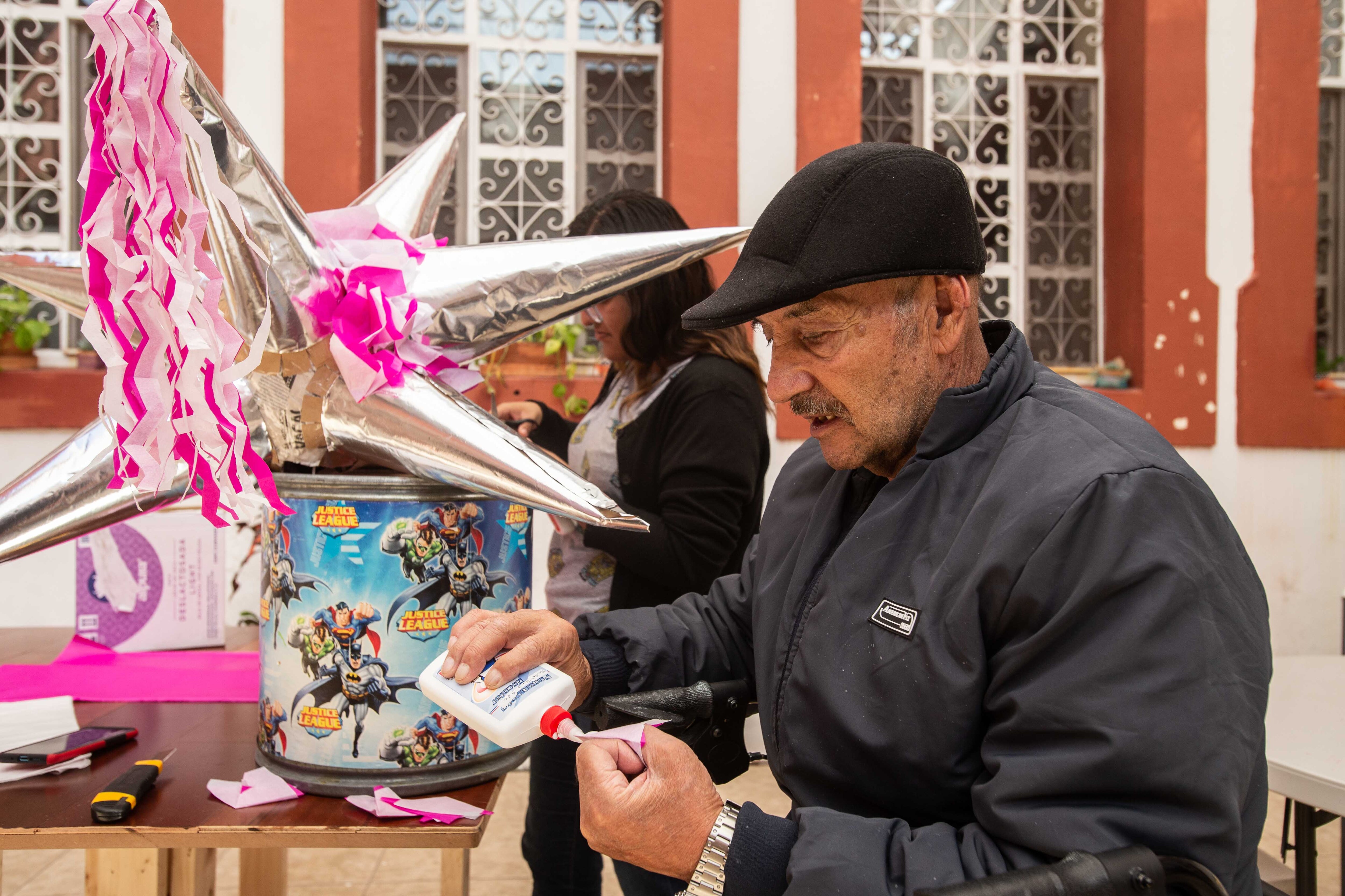 Abuelitos reviven la tradición de las piñatas