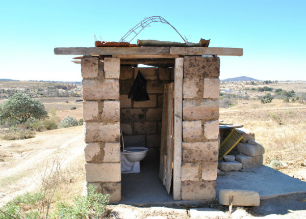 Gestionan 25 mdp para construir baños dignos