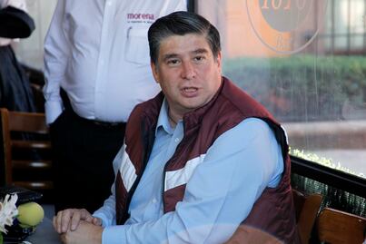 Líder de Morena va como diplomático 