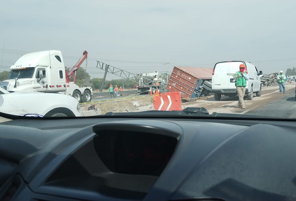 La autopista México-Querétaro está detenida a la altura de El Sauz