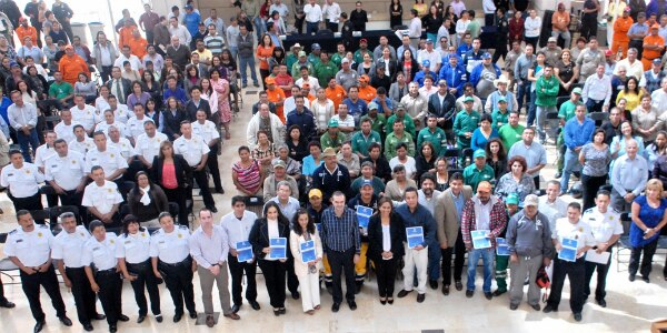 Reconocen a trabajadores municipales