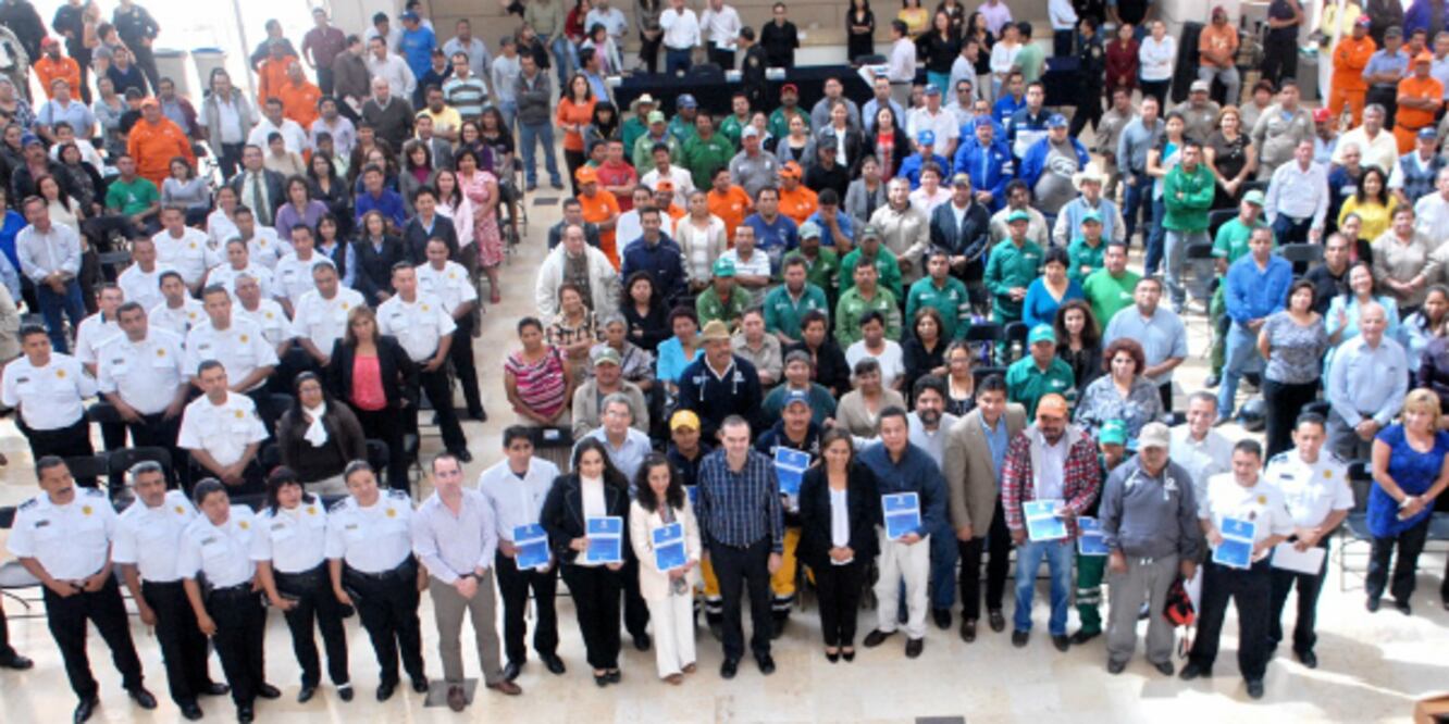 Reconocen a trabajadores municipales