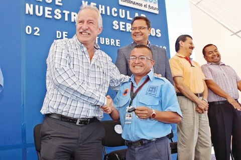 Entregan vehículos a municipio