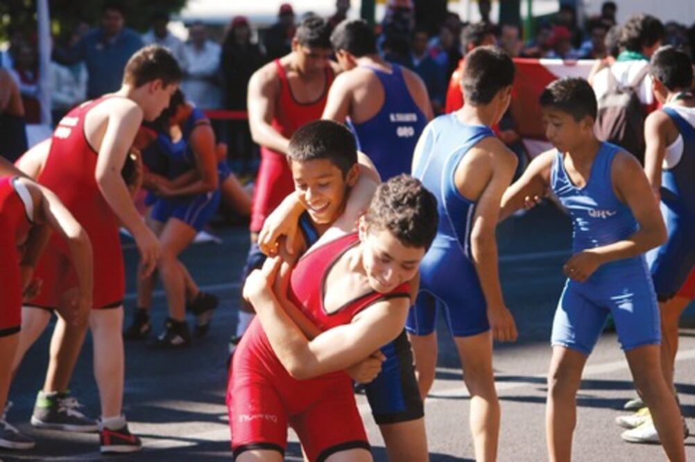 Deportistas se lucen en desfile