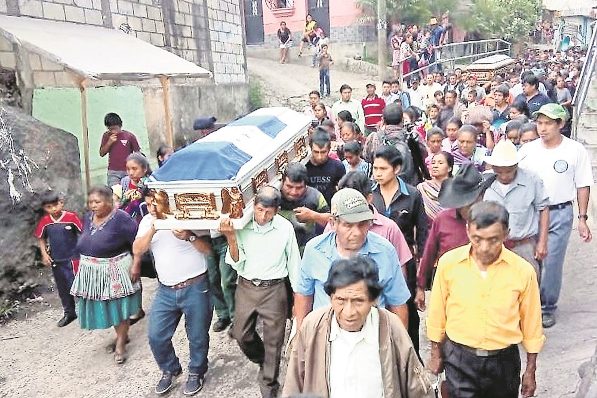 Pobladores de Alotenango en el funeral de Erik Jeremías, quien murió en la erupción del Volcán de Fuego.  FOTO: MARÍA DE JESÚS