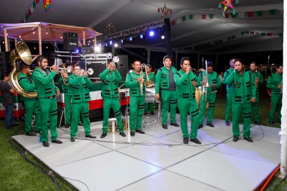 A la hora del baile diferentes grupos de huapango, mariachi, banda, entre otros géneros, engalanaron la noche para que disfrutaran los presentes. (FOTOS: GUILLERMO GONZÁLEZ. EL UNIVERSAL)