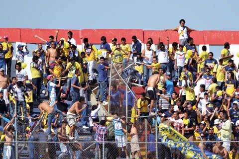 América sanciona a sus barras por pleito