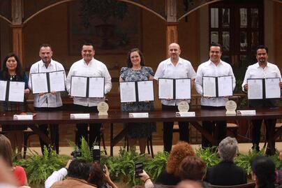 Luis Nava recibe placa de Ciudad Creativa