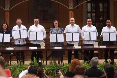 Luis Nava recibe placa de Ciudad Creativa