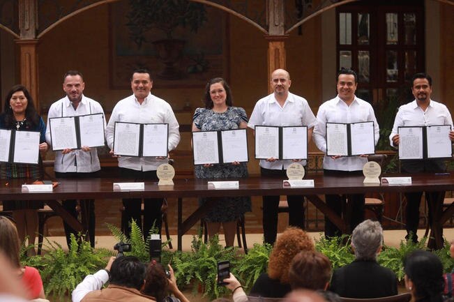 Luis Nava recibe placa de Ciudad Creativa