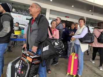 Central Camionera. Viajeros saturan andenes y salas