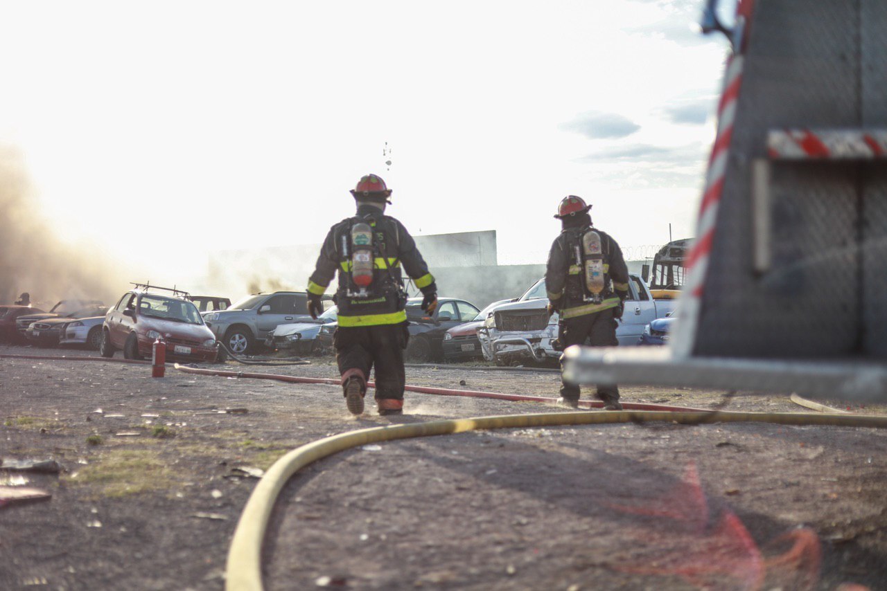 Se incendia corralón en la colonia Vistas del Cimatario