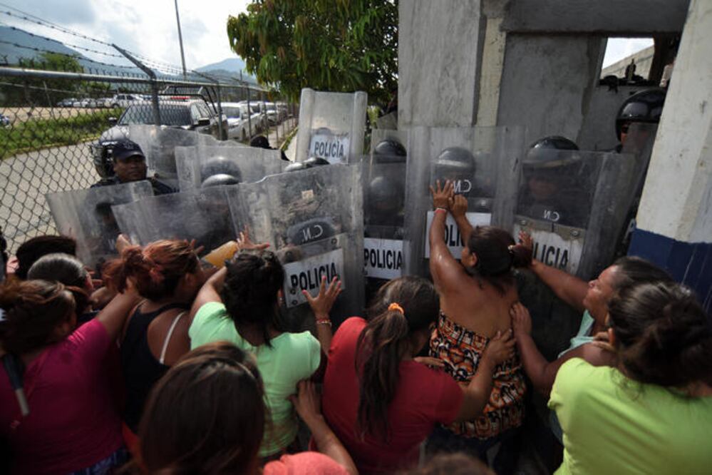 Masacran a 28 internos en el penal de Acapulco 