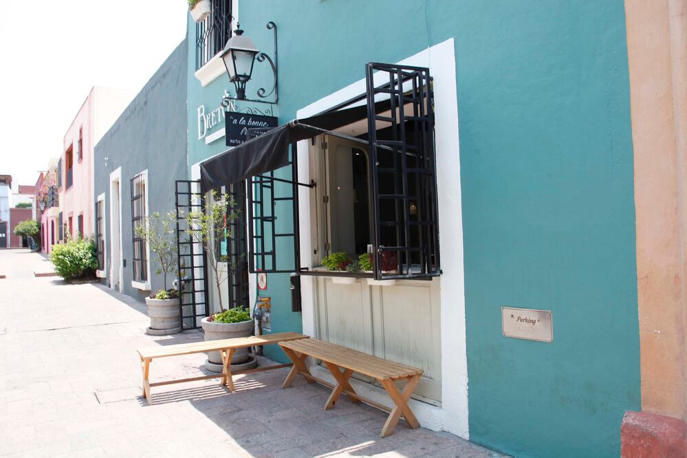 Las viejas vecindades se han convertido en restaurantes, pequeños hoteles o bares que han vuelto caótica la convivencia con los vecinos