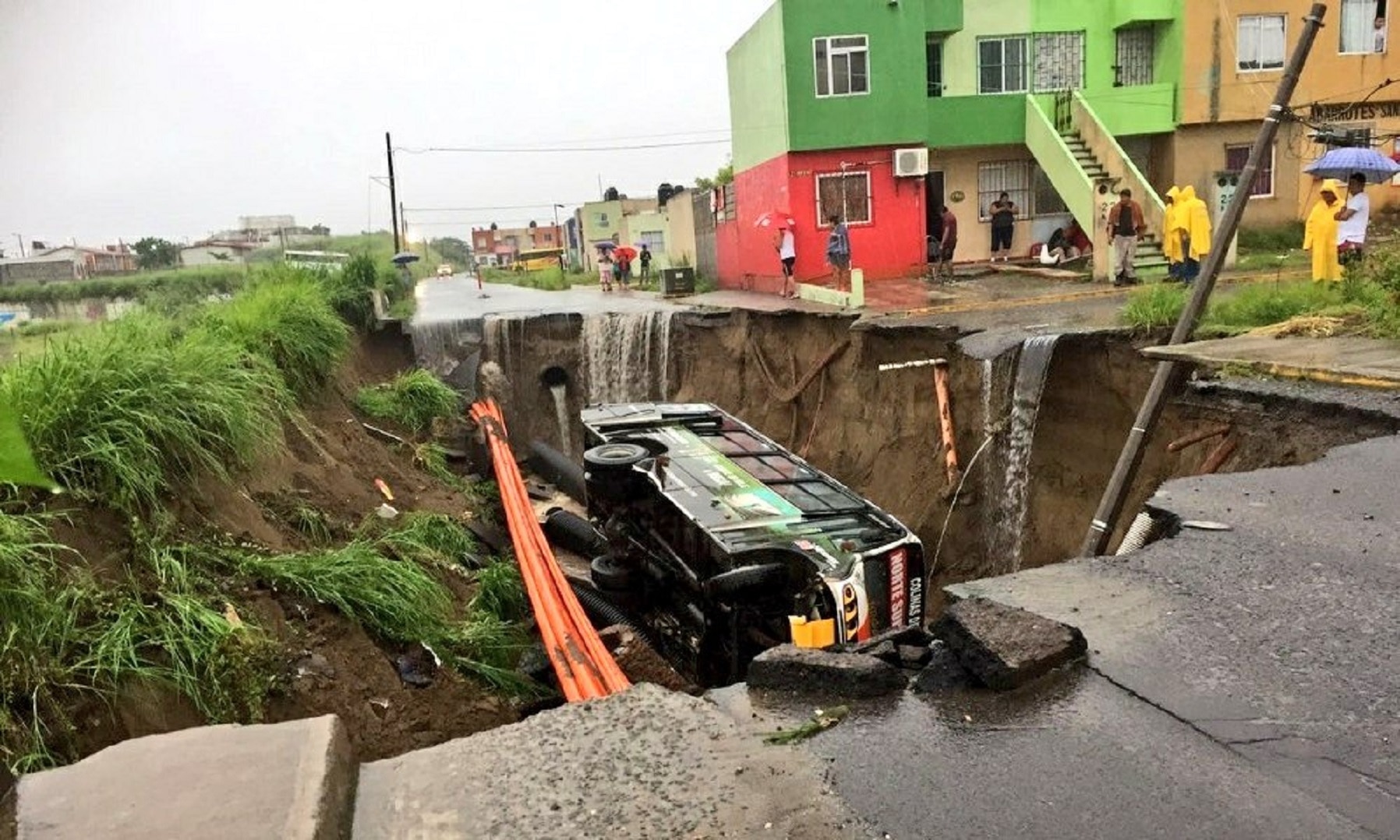 #Video. Camión cae a socavón provocado por las lluvias en Veracruz