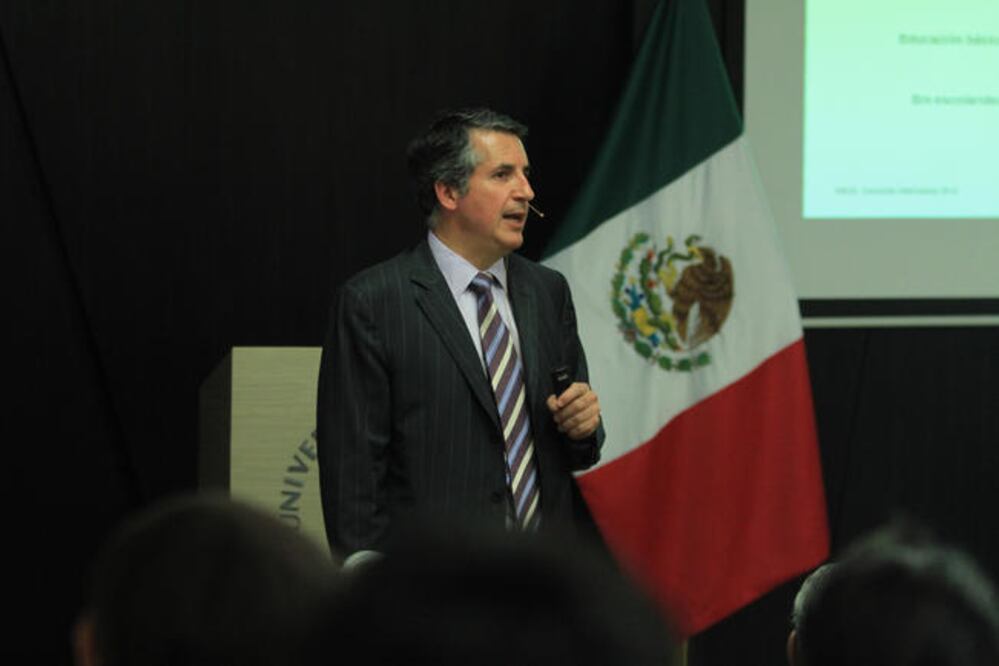 Julio Alonso Santaella, presidente del Inegi, brindó una charla a estudiante s para describir el trabajo del instituto y la relevancia de los datos generados (LUIS SÁNCHEZ. EL UNIVERSAL)