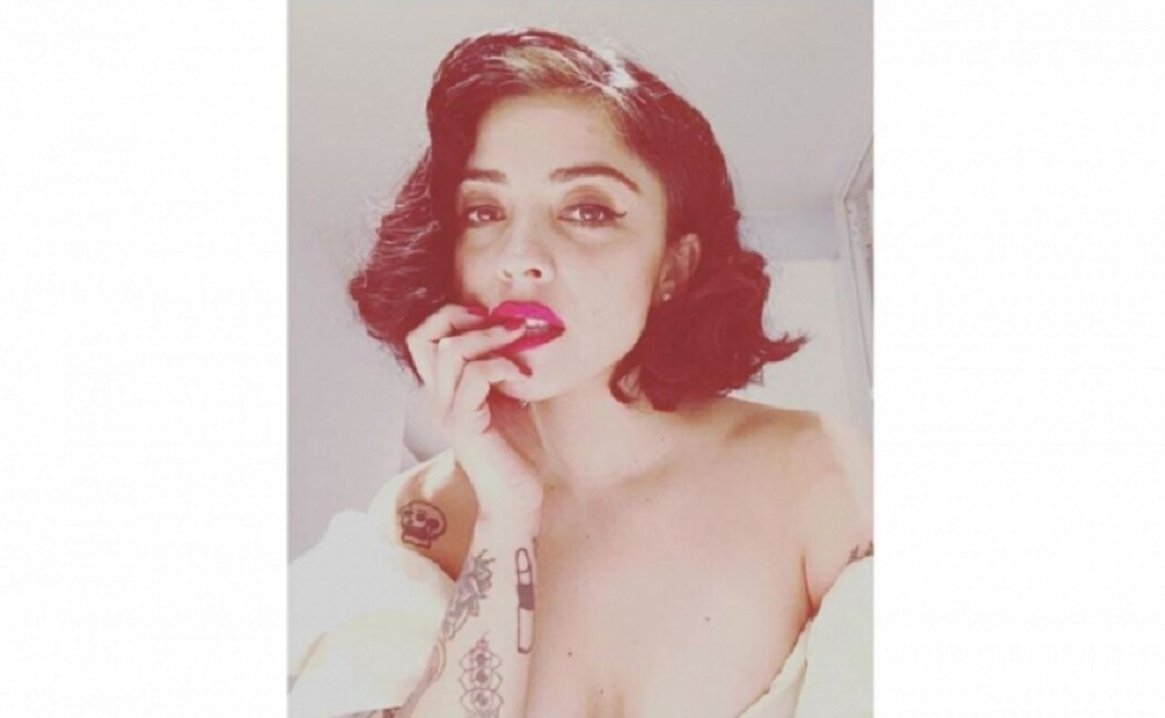Mon Laferte posa topless y presume tatuaje
