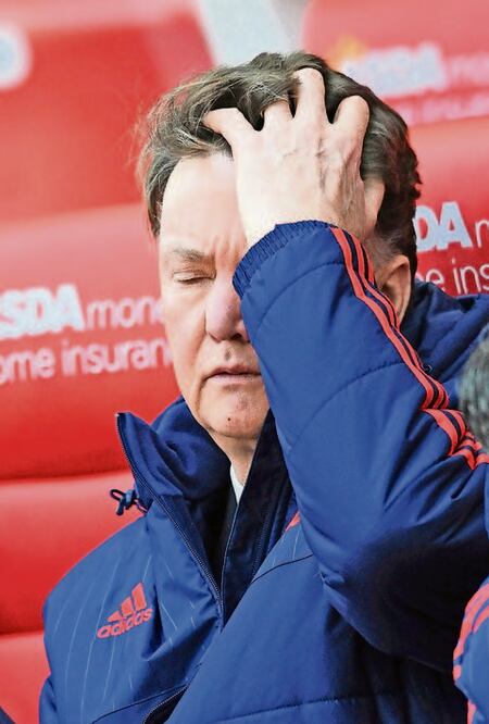 Atizan otro golpe al United y a Van Gaal