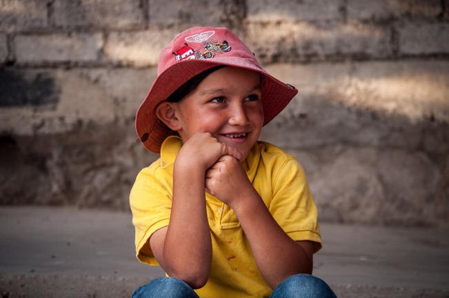 Ángel cursa el primer grado en la primaria que se ubica en su comunidad, Piedras Lisas; dice que lo que más le gusta del colegio es que su maestra lo ponga a colorear. (Fotos: RICARDO LUGO)