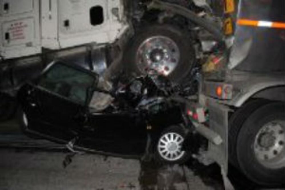 Muere al ser prensado por dos trailers