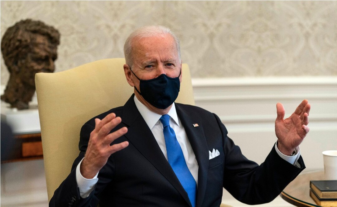 Biden califica de "pensamiento neandertal" quitar orden de llevar cubrebocas