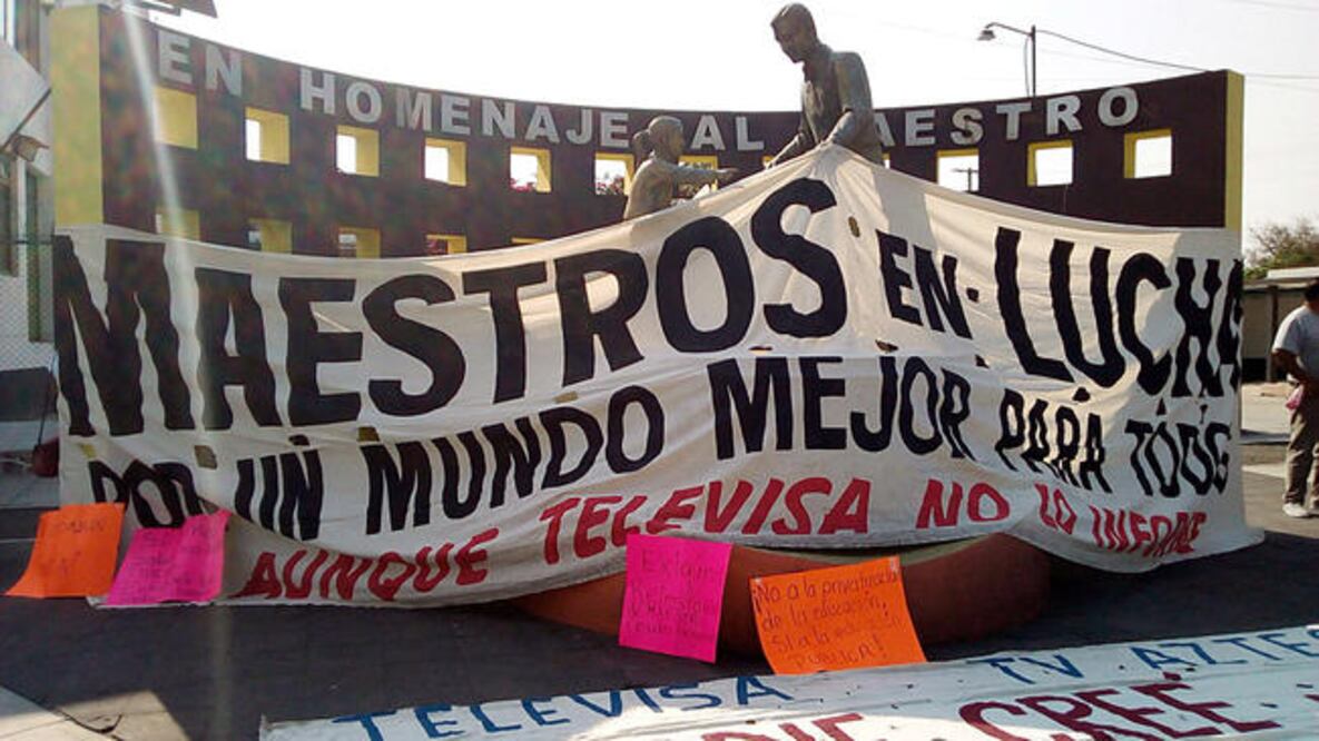El gremio magisterial partió ayer del Monumento al Maestro, en la avenida Constituyentes, hasta llegar al Jardín de la Familia. (ALMA CÓRDOVA. EL UNIVERSAL)