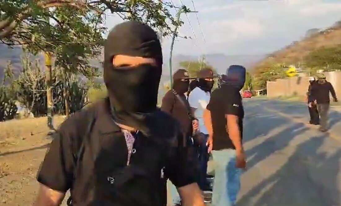 Encapuchados mandan mensaje. Foto: Captura de video