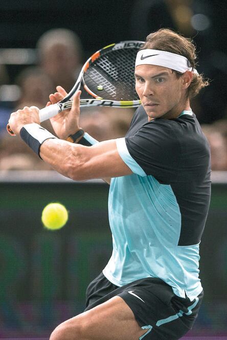 Favoritos avanzan sin problemas en París