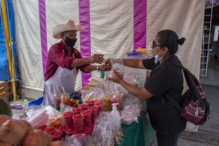El changarrito de Don José Juan; el lugar donde se consigue la fruta de temporada en el mercado La Cruz 