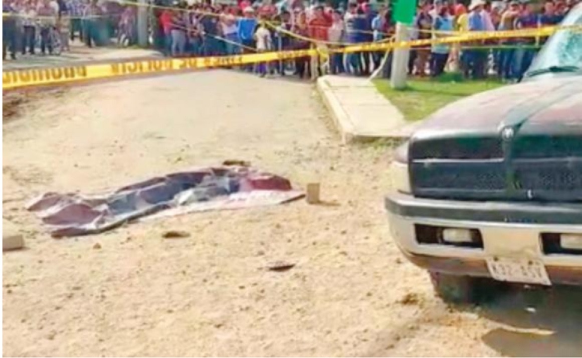 El cuerpo del hombre linchado quedó en el lugar de la golpiza, el cual fue acordonado por autoridades de seguridad para iniciar las investigaciones (ESPECIAL)