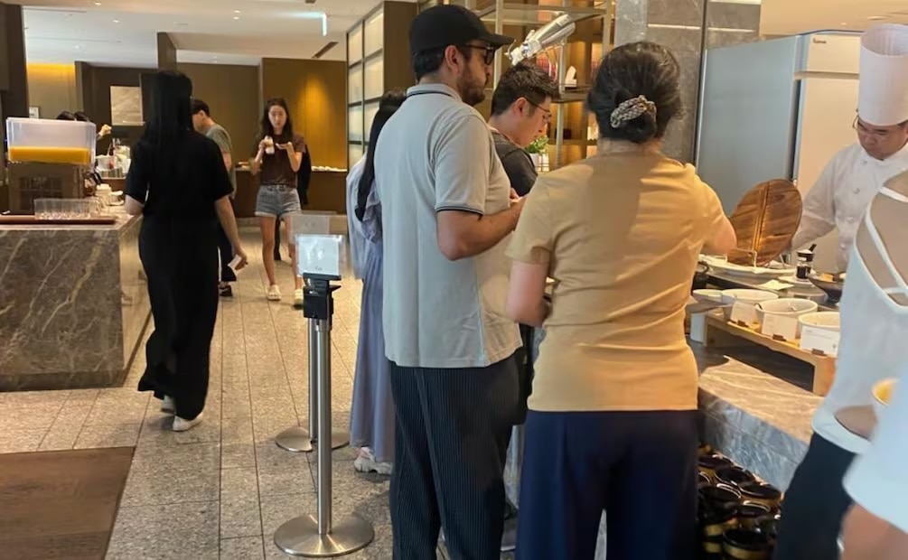 Andy López Beltrán y el diputado Daniel Asaf, exmano derecha de AMLO, desayunan en el bufet del hotel Okura de Tokyo (26/07/2025). Foto: @ClaudioOchoaH
