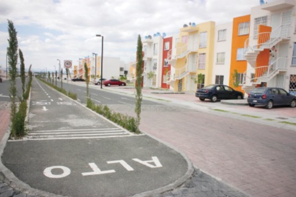 Adeudos, en mitad de casas abandonadas