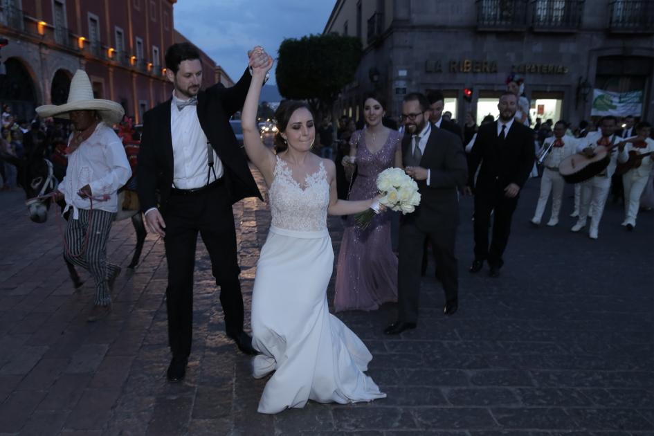 Luego de la ceremonia religiosa, los novios iniciaron una caravana a pie, acompañados de sus invitados en un recorrido por la ciudad.