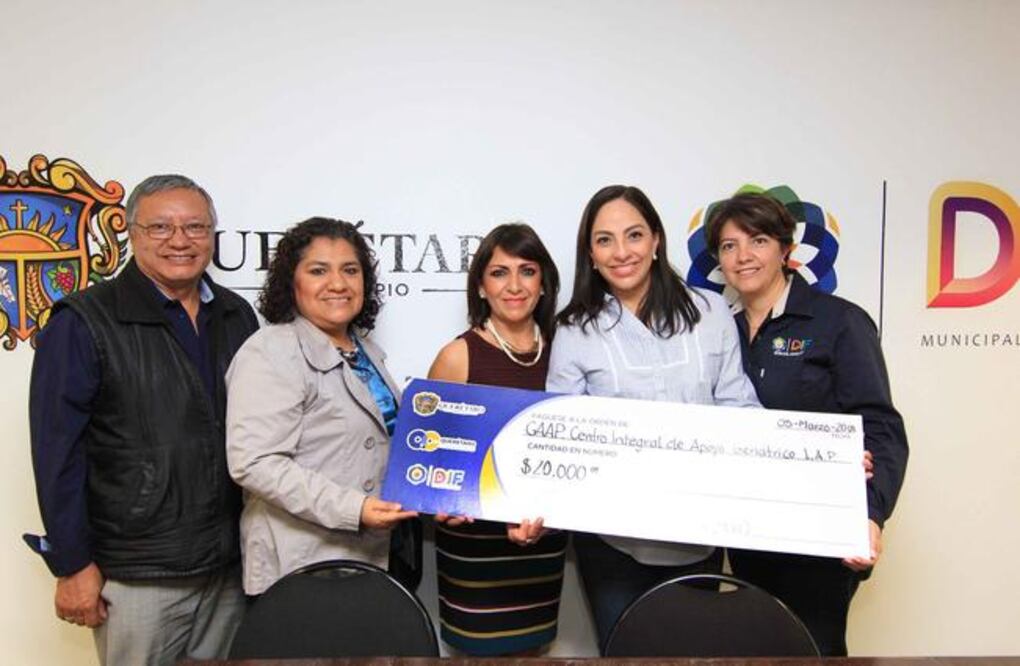 Tere García Aguilar (segunda de derecha a izquierda), presidenta del DIF municipal, entregó diversos apoyos a instituciones de asistencia (ESPECIAL)