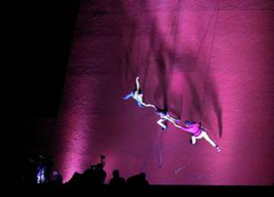 Danza aérea desafía a la gravedad