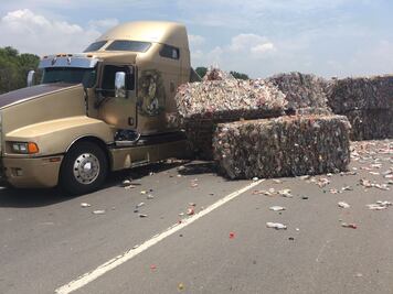 Vuelca tráiler con PET en el sur poniente 