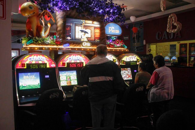 Los adictos sobreponen el jugar con las demás actividades como la convivencia familiar y ponen en peligro su trabajo; piden dinero prestado para seguir jugando pues creen que una revancha milagrosa los sacará de las deudas (ARCHIVO EL UNIVERSAL)