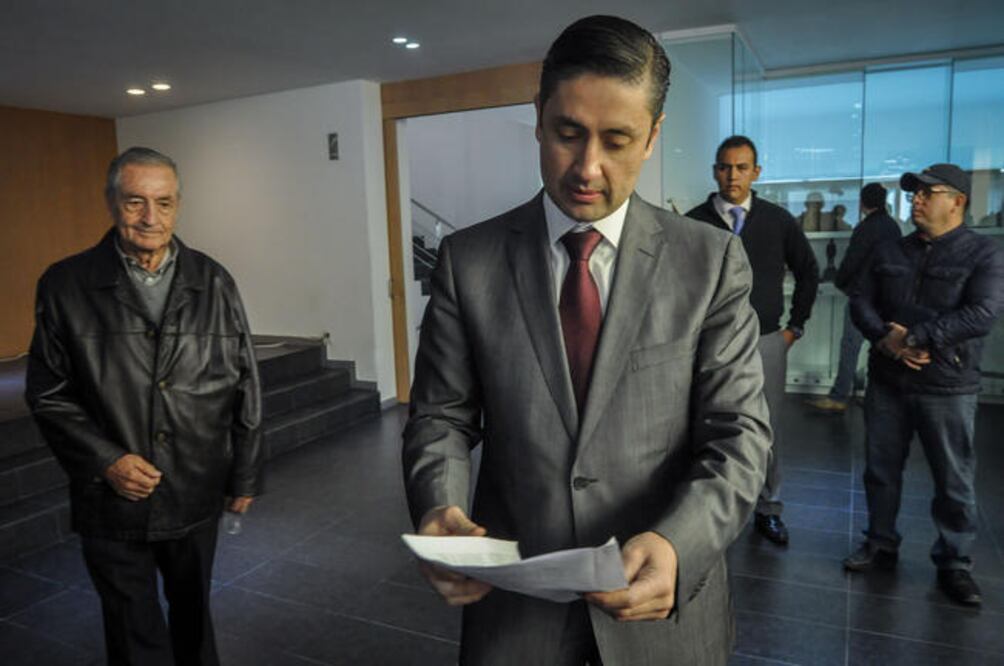 Miguel Nava acudió a la sede del Poder Legislativo a solicitar copia del dictamen que se planea presentar ante el pleno, pues dijo que al saber cuál es el sentido de la votación podrá defenderse mediante los mecanismos conducentes. (RICARDO LUGO. EL UNIV)