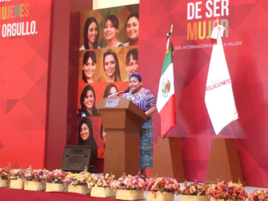 Festejan mujeres con Rigoberta Menchú