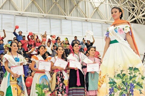 Eligen a la Flor Más Bella del Campo 2013