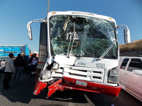 Camión de pasajeros impacta a torton