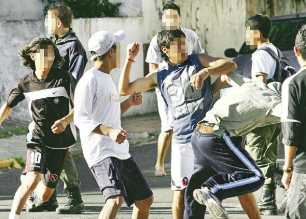 Acusan a jóvenes de violencia en  Colinas de Santa Cruz