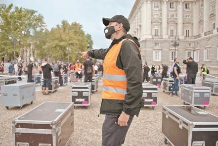 Agonizan. Artistas salen a la calle para lograr sobrevivir 