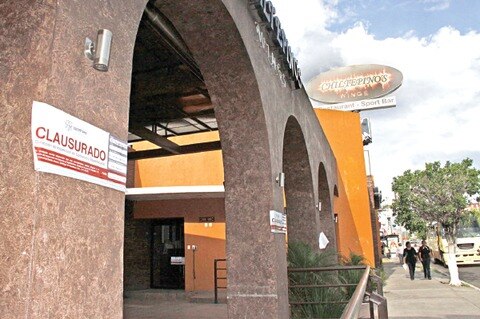 Lo cierran por vender alcohol a menor