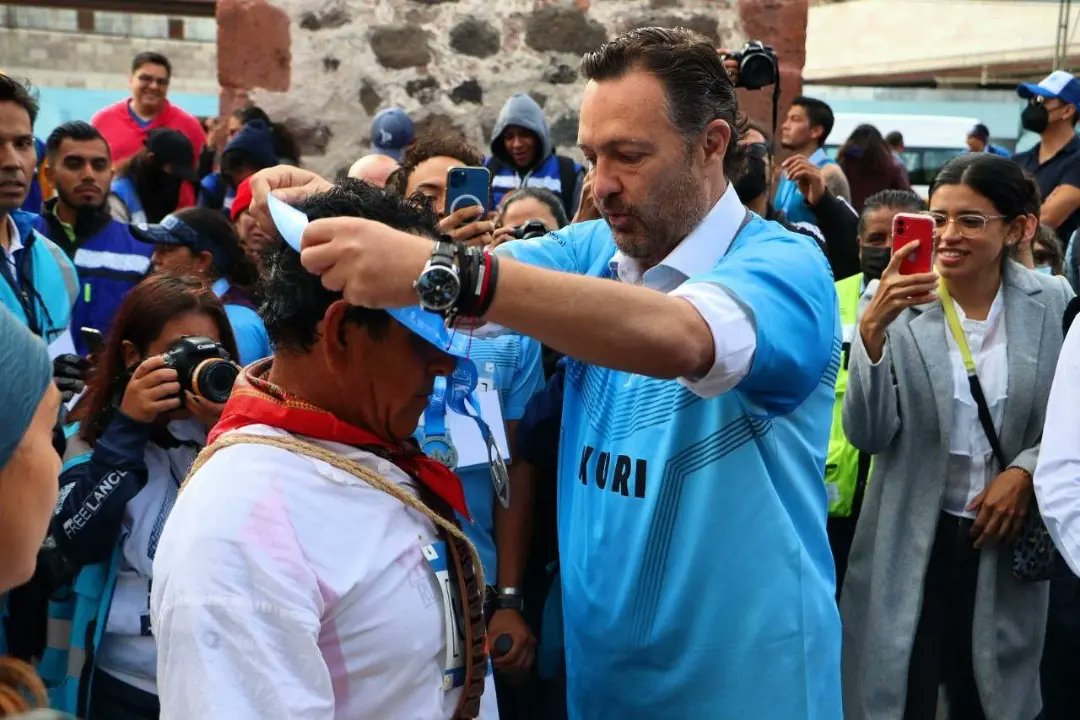 Mauricio Kuri entrega las medallas del Medio Maratón que se corrió hoy en Querétaro