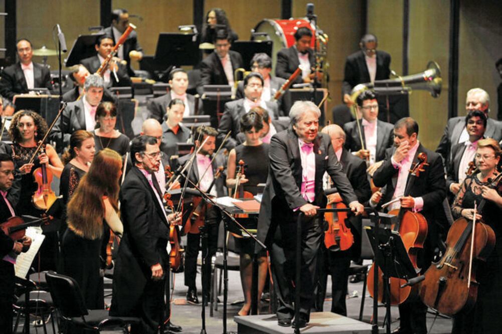 La OFEQ, dirigida por José Guadalupe Flores, transportará a los amantes de la música a una noche inigualable; la cita es en el Teatro Metropolitano, el recital inicia a las 20:30 horas (ARCHIVO. EL UNIVERSAL)