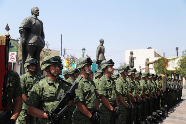 En la ceremonia, celebrada en la plaza Fundadores, fueron entregadas las condecoraciones de la Gran Orden “Victoria de la República”. (GONZALO IBÁÑEZ. EL UNIVERSAL)