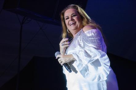 Pandora felicita a los queretanos y les canta