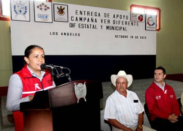 Entregan lentes en tres comunidades 