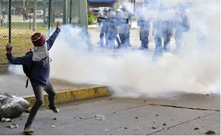 Policía en Venezuela lanza gas lacrimógeno a estudiantes para impedir marcha